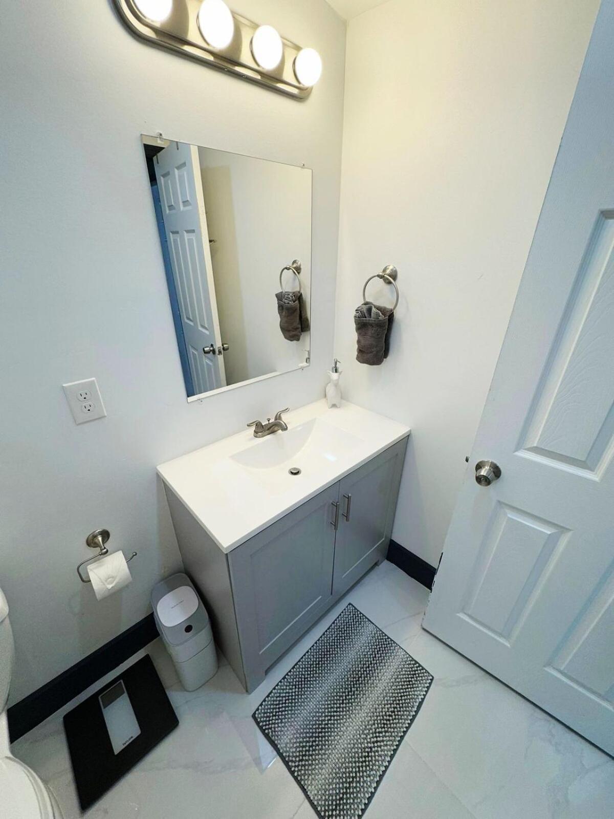Private By International Airport Apartment